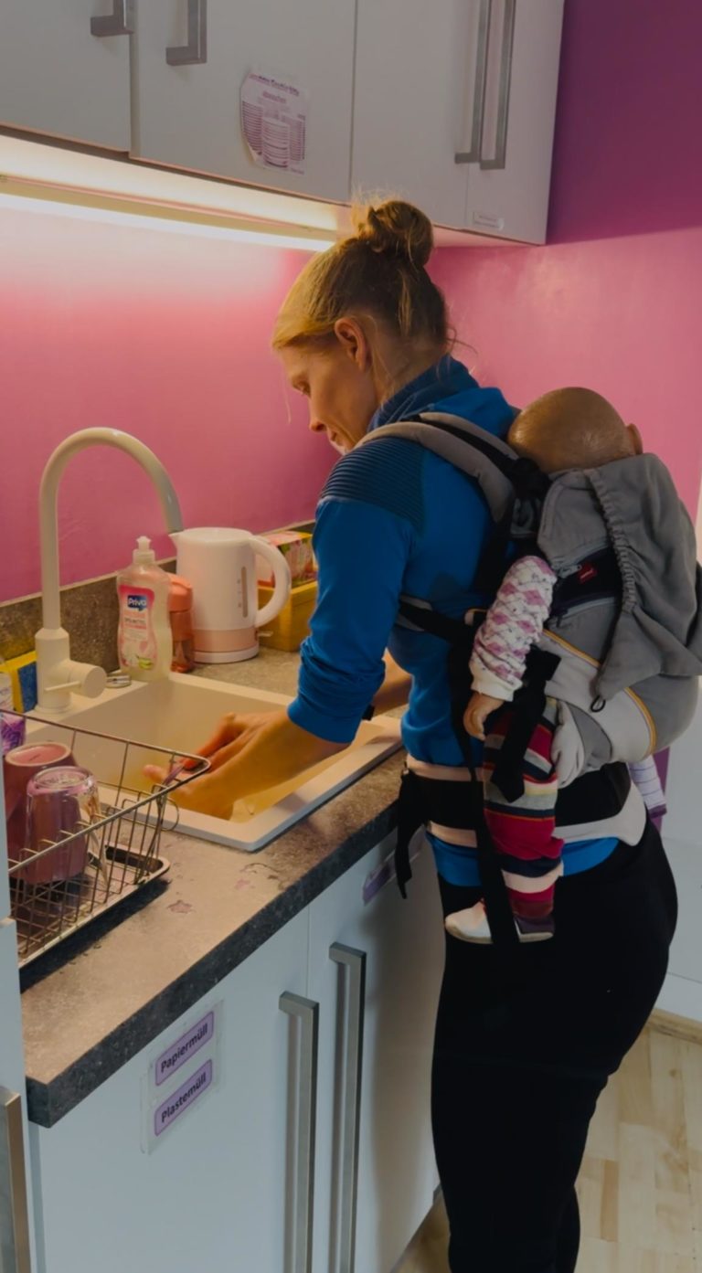 Baby tragen beim Haushaöt